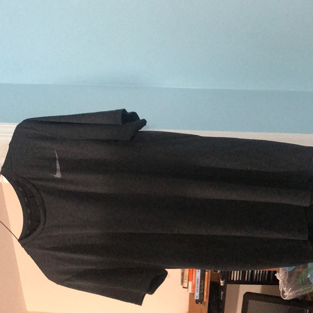 NIKE DRI FIT WORKOUT SHIRT SIZE M